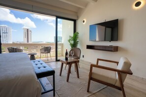 Suite estudio empresarial, balcón, vista a la ciudad | Área de sala de estar