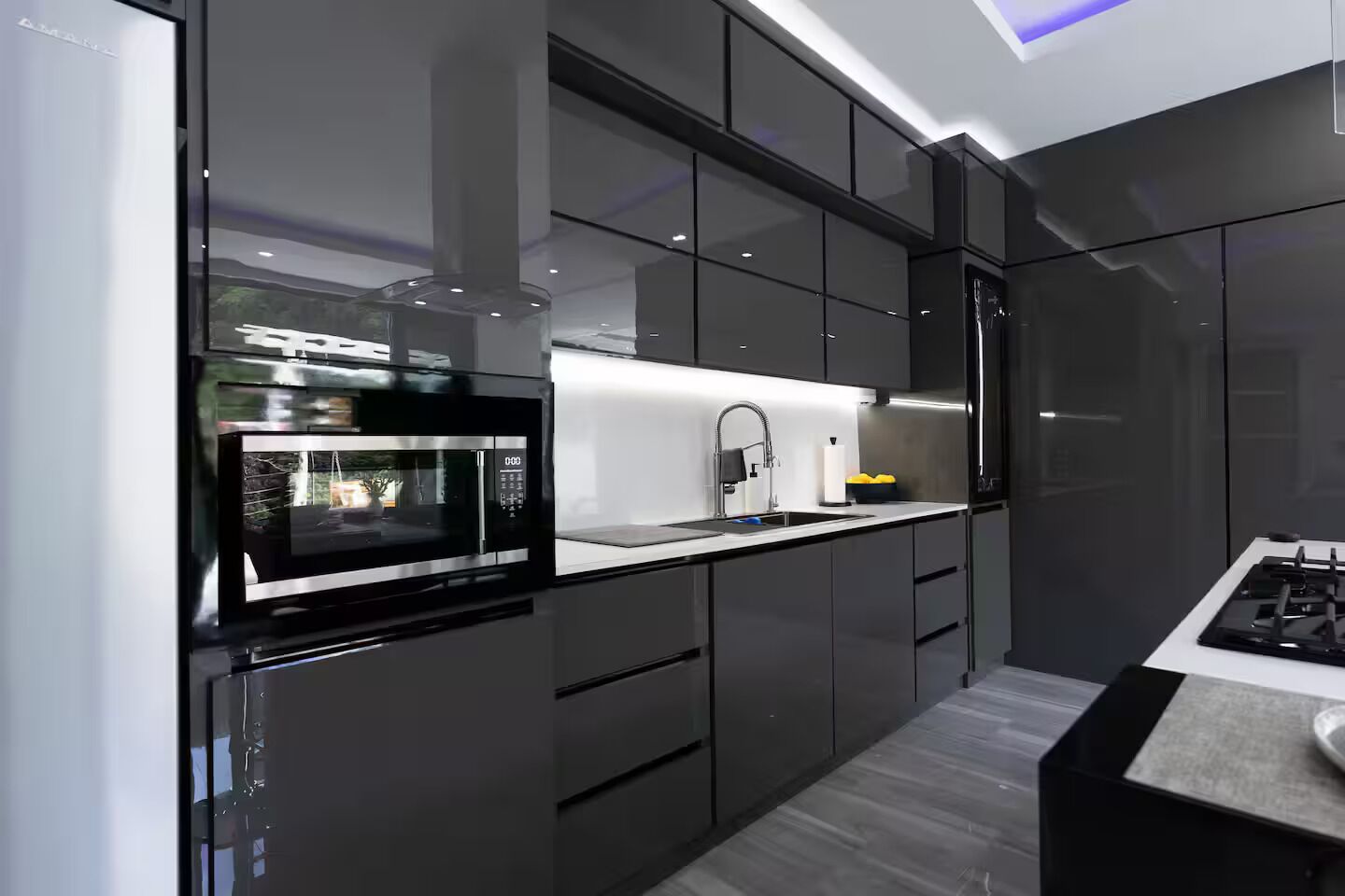 Refrigerador, microondas, parrilla de estufa y cafetera y tetera 