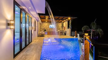 Lämmitetty uima-allas