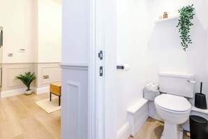 Bathroom - Stylish 1-Bed Flat | York Centre | Sleeps 4 (York)