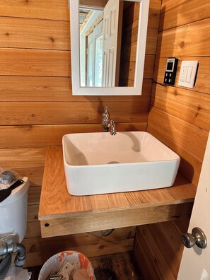 Regadera, secadora de cabello, toallas, papel de baño 