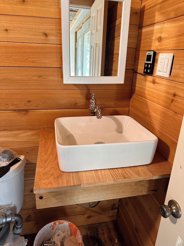 تجهيزات دش، مجففات شعر، مناشف، ورق حمّام