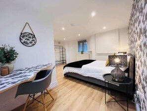 Room - Stylish | 5BR 5BA Home in Salford | Street Parking (Eccles)