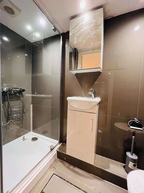 Bathroom - Stylish | 5BR 5BA Home in Salford | Street Parking (Eccles)