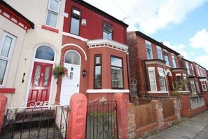 Exterior - Stylish | 5BR 5BA Home in Salford | Street Parking (Eccles)