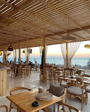 تناول الطعام بالخارج