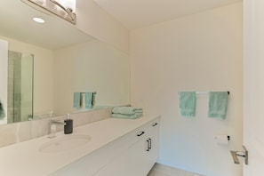 タオル、石鹸、トイレットペーパー