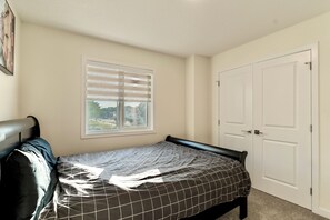 3 bedrooms, WiFi, bed sheets - Beautiful entire 3 bedroom home. (Edmonton)