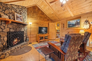 Una Smart TV, una chimenea