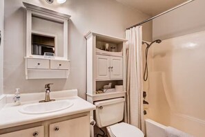 Hair dryer, towels, soap, shampoo - Cozy Mountain Studio w/ Fireplace, Hot Tub & Pool (Tahoe Vista)