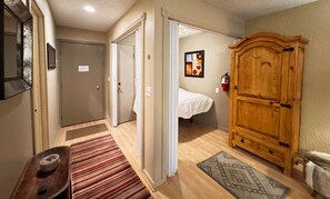 1 bedroom, WiFi, bed sheets - Cozy Mountain Studio w/ Fireplace, Hot Tub & Pool (Tahoe Vista)