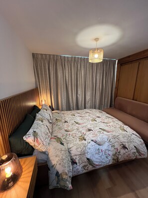 Iron/ironing board, free WiFi, bed sheets