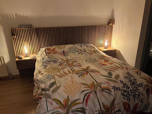 Iron/ironing board, free WiFi, bed sheets