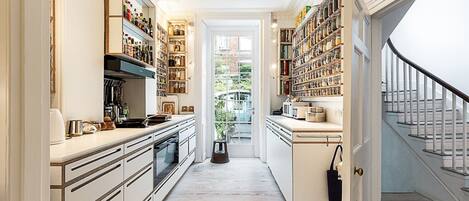 Een koelkast, een microgolfoven, een oven, een vaatwasser