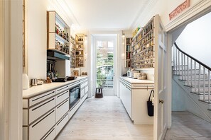 Kjøleskap, mikrobølgeovn, ovn og oppvaskmaskin