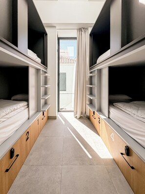 Blackout drapes, soundproofing, iron/ironing board, free WiFi - Funker Hostel (Málaga)