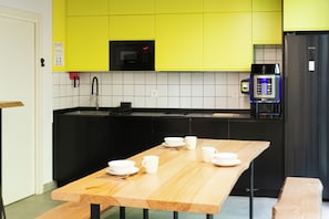 Fridge, microwave - Funker Hostel (Málaga)