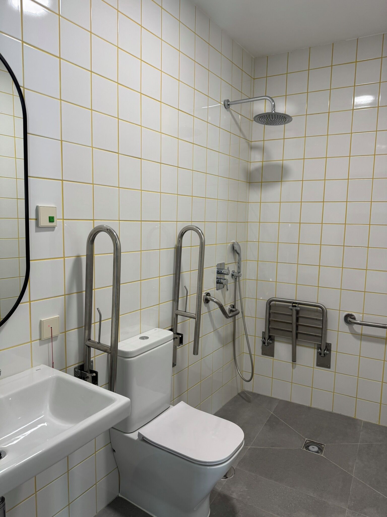 Un baño con inodoro, lavabo y ducha.
