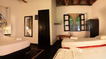 Superior-Vierbettzimmer, Terrasse, Gartenblick | Kostenloses WLAN, Bettwäsche