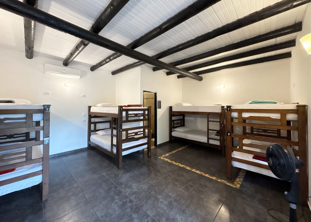 Dormitorio compartido superior | Wifi gratis y ropa de cama