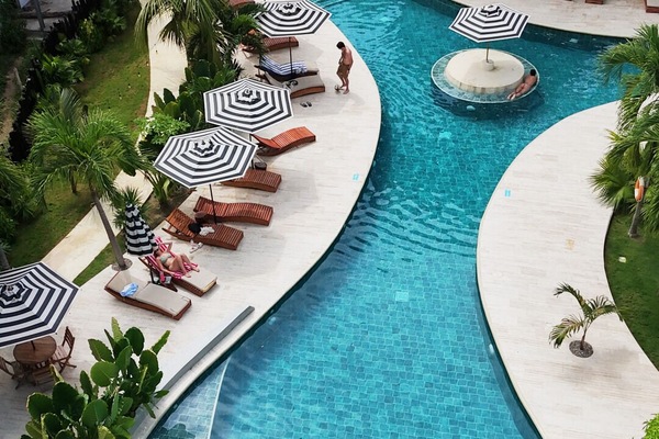 2 piscine all'aperto, con ingresso dalle 07:00 alle 21:00, lettini