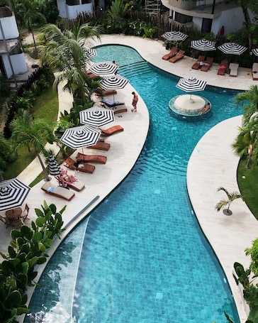 2 outdoor pools, open 7:00 AM to 9:00 PM, sun loungers. Dreamer Palomino