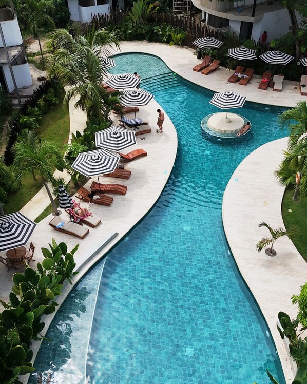 2 piscines extérieures, chaises longues