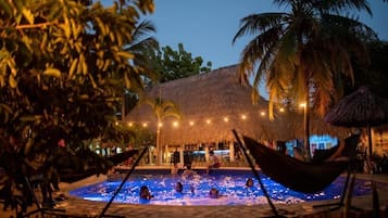 2 kolam renang outdoor, dengan kursi berjemur
