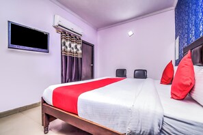 Habitación doble Deluxe, vista a la ciudad | Escritorio y espacio para trabajar con laptop 