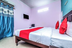 Luxury Double Room, City View | Meja, ruang kerja komputer riba 