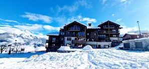 Exterior - 100m from ski slopes, Ground floor, view open/resort/mountain, balcony, parking, tv, ski locker (La Plagne)