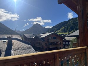 Property grounds - 140m from ski lifts, 3rd floor, view mountain, terrace, fireplace or stove, tv, 105m², Morzine (Morzine)