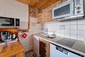 Kahvin-/teenkeitin, jääkaappi, mikroaaltouuni, uuni