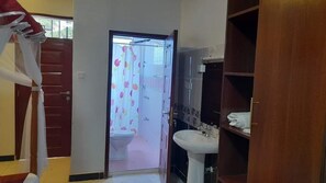 Deluxe-Doppelzimmer | Badezimmer | Dusche, kostenlose Toilettenartikel, Hausschuhe, Handtücher