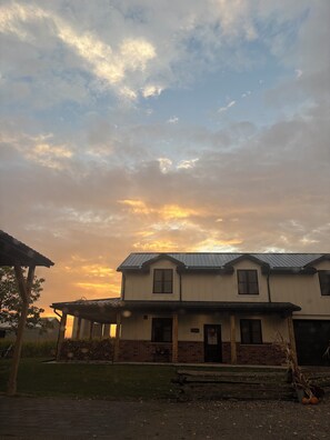 Exterior - Cozy modern 2-bedroom farmhouse suite w/ clawfoot tub, firepit & country views. (Shakespeare)
