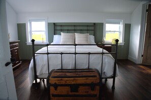 2 bedrooms, iron/ironing board, WiFi, bed sheets - Cozy modern 2-bedroom farmhouse suite w/ clawfoot tub, firepit & country views. (Shakespeare)