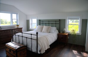 2 bedrooms, iron/ironing board, WiFi, bed sheets - Cozy modern 2-bedroom farmhouse suite w/ clawfoot tub, firepit & country views. (Shakespeare)