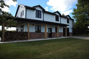 Exterior - Cozy modern 2-bedroom farmhouse suite w/ clawfoot tub, firepit & country views. (Shakespeare)