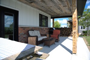 Terrace/patio - Cozy modern 2-bedroom farmhouse suite w/ clawfoot tub, firepit & country views. (Shakespeare)