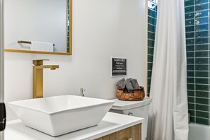Toallas, jabón, champú y papel higiénico