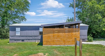 Cozy & private 2-bedroom home in Hohenwald, TN only 4miles to the Natchez Trace