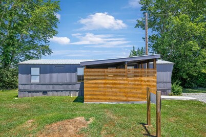 Cozy & private 2-bedroom home in Hohenwald, TN only 4miles to the Natchez Trace