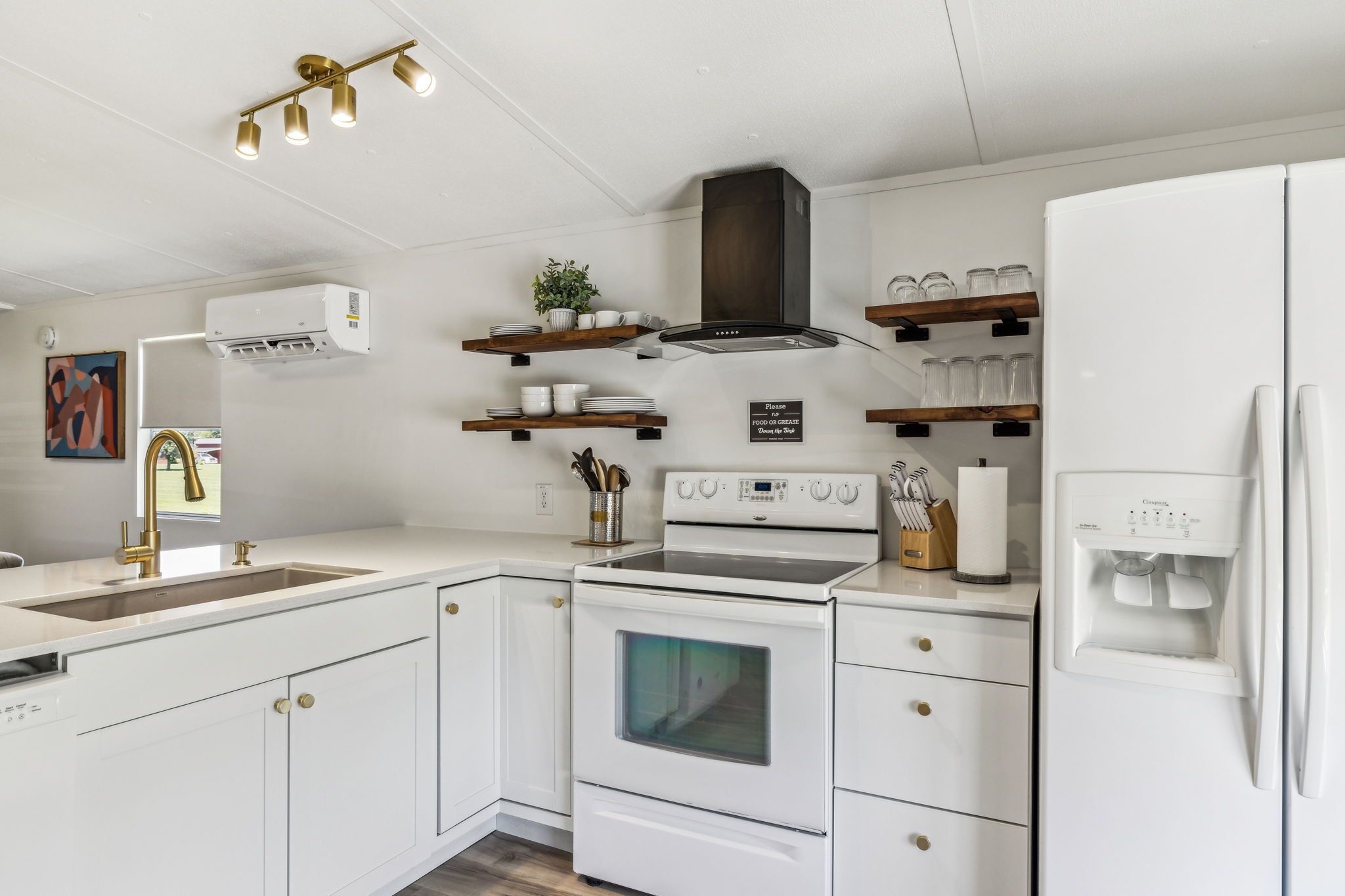 Kjøleskap, mikrobølgeovn, ovn og kokeplater