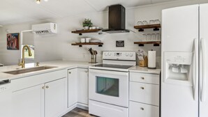 Kaffetrakter/tekoker, kjøleskap, mikrobølgeovn og ovn