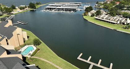Amazing Lakefront Views!