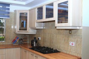 Private kitchen - Malala River House Deluxe Double Room unit 6 (Arusha)