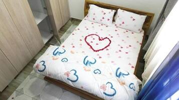 1 bedroom, bed sheets