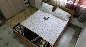 1 bedroom, bed sheets