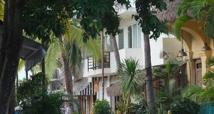 2 Queen Beds, AC, Fast Wifi, Steps to the Main Beach
