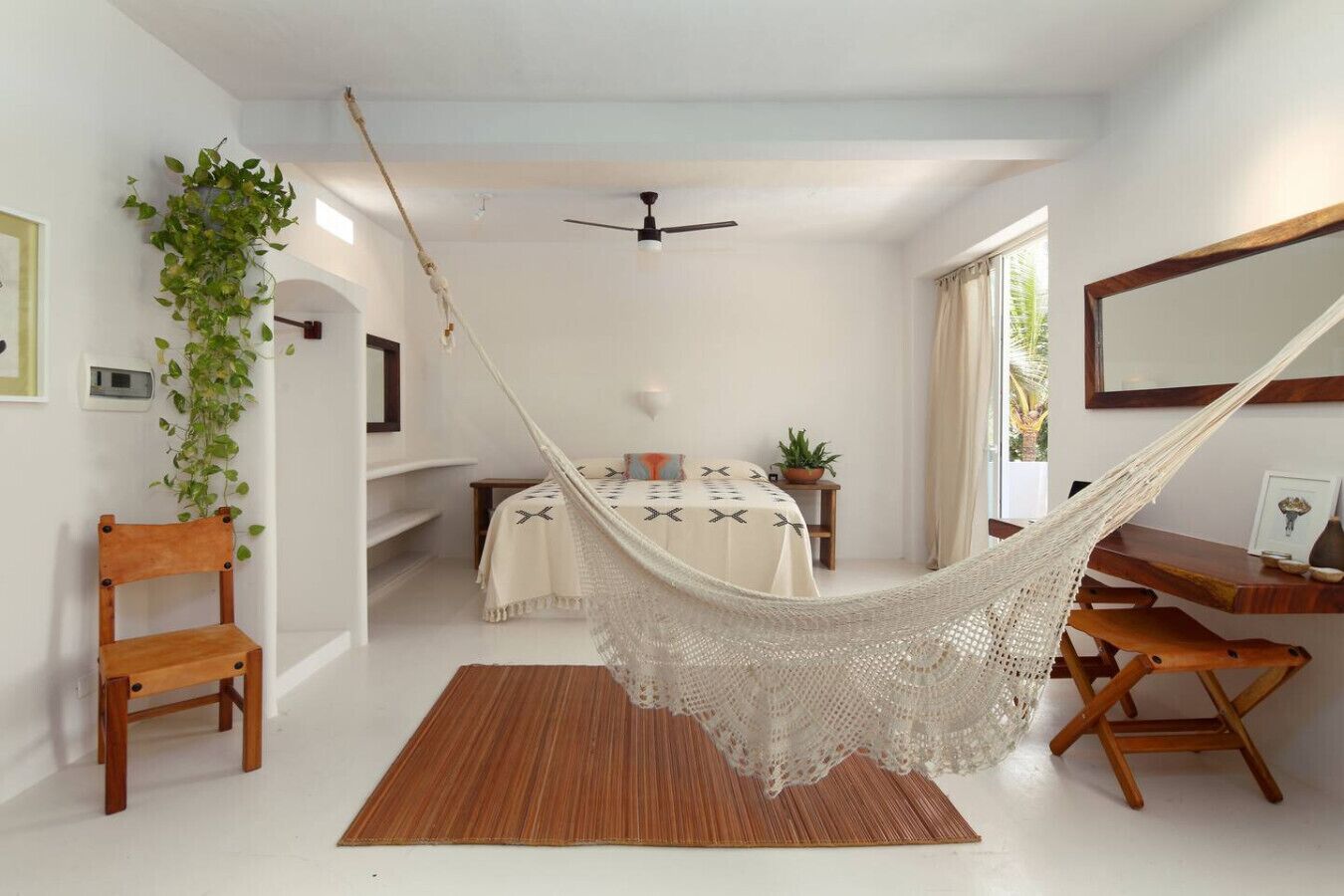 1 bedroom, desk, WiFi